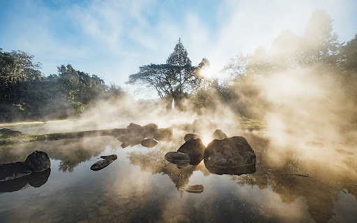 A tranquil hot spring pool screenshot 1