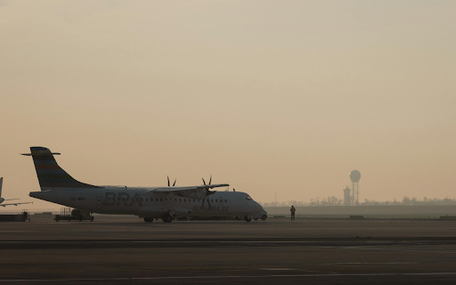 Aircraft on Runway at Sunrise in Schwechat screenshot 1