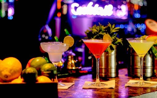 Attractive glasses of water screenshot 1