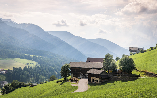 Beautiful house on top of the hill screenshot 1