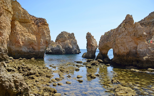 Beautiful rocky beach screenshot 1