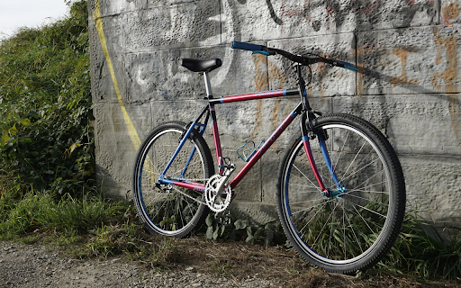 Bicycle next to the wall screenshot 1