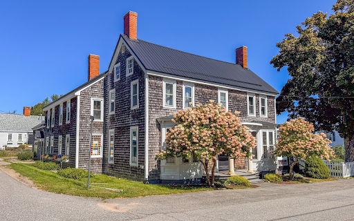 Big flower tree in front of the door screenshot 1