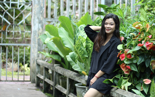 Black dress girl screenshot 1