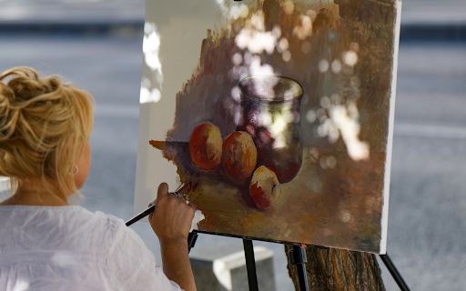 Blonde girl and painting screenshot 1