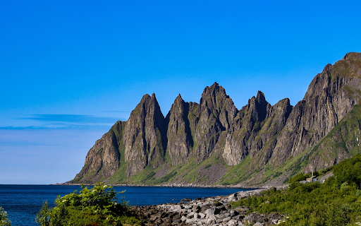 Blue Sea and High Mountains screenshot 1