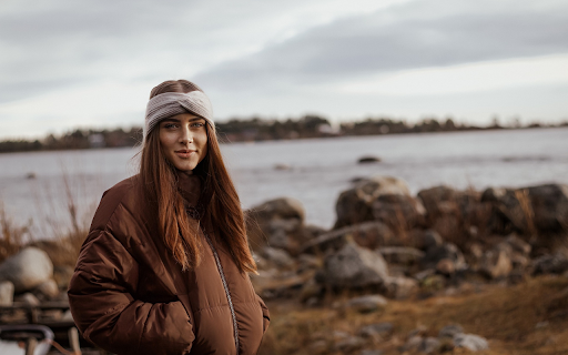 Brown haired girl by the lake screenshot 1
