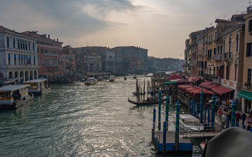 Bustling city by the river screenshot 1