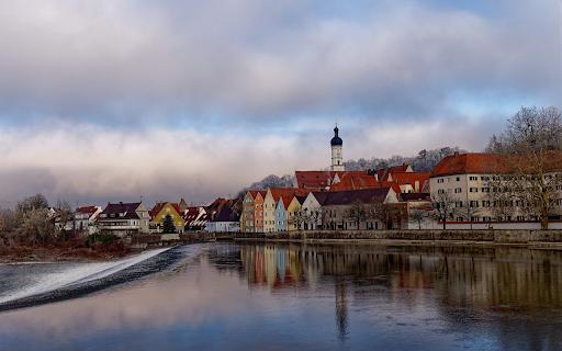 City and red-roofed houses screenshot 1