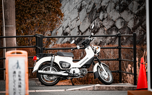 Classic White Honda Motorcycle Parked Outdoor screenshot 1