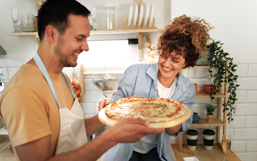 Couple and cake screenshot 1