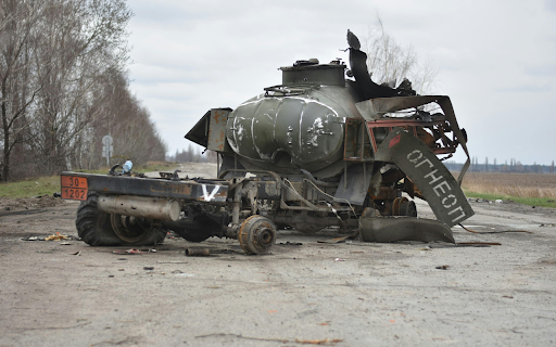 Destroyed Battle Tank on Road screenshot 1