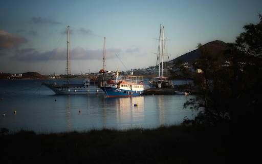 Fishing boats on the river in the afternoon screenshot 1