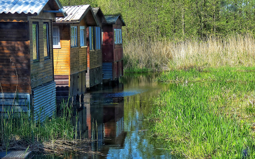 Fishing huts by the river screenshot 1