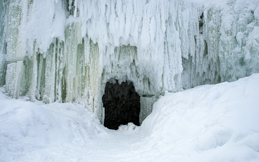 Frozen mountain cave screenshot 1