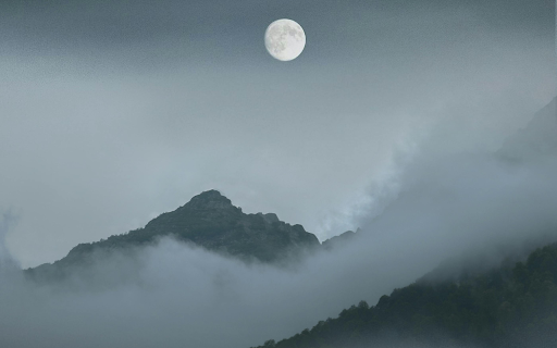 Full Moon over Foggy Mountains Covered With Clouds screenshot 1