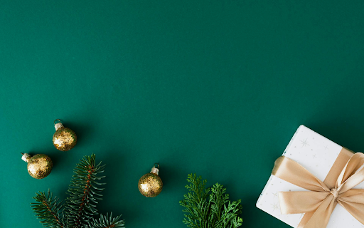 Gift box, pine branch and ball screenshot 1