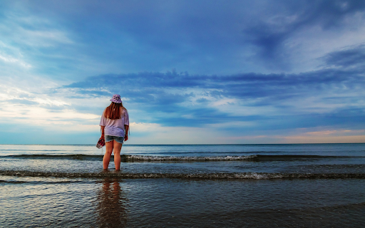 Girl and ocean waves screenshot 1