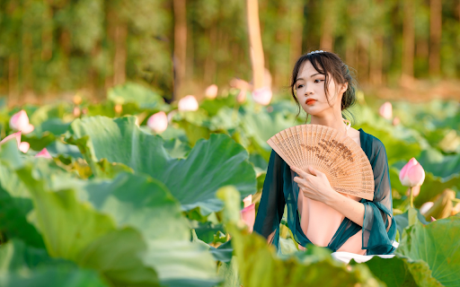 Girl and pink lotus screenshot 1