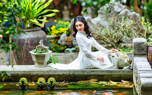 Girl by the aquarium screenshot 1