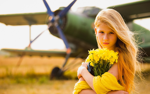 Girl holding a bouquet of flowers screenshot 1