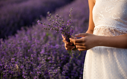 Girl holding a bouquet of flowers screenshot 1