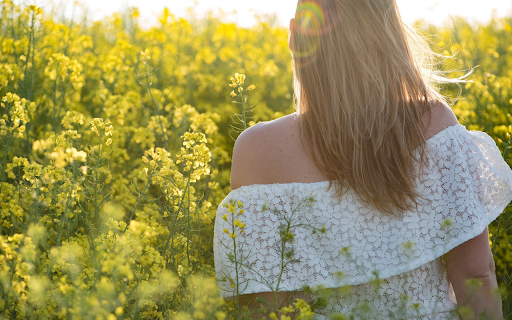 Girl in the flower garden screenshot 1