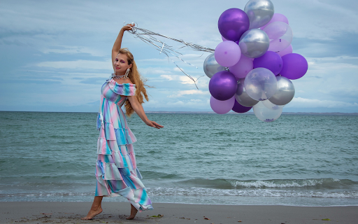 Girl with purple balloons screenshot 1