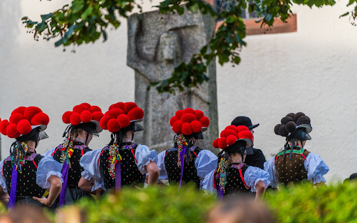 Girls and traditional costumes screenshot 1