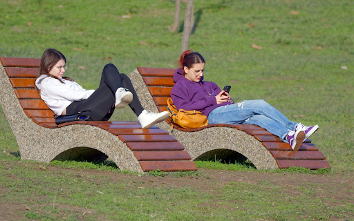 girls on park benches screenshot 1