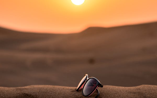 Glasses on sand screenshot 1