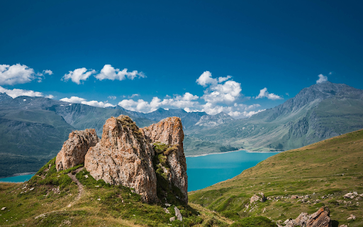 Green mountains and lakes screenshot 1