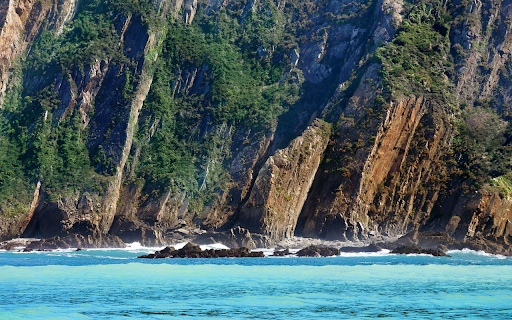 High cliffs and blue sea screenshot 1