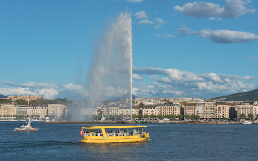High water fountains above the city river screenshot 1