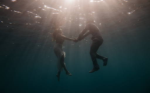 Holding hands under the lake screenshot 1