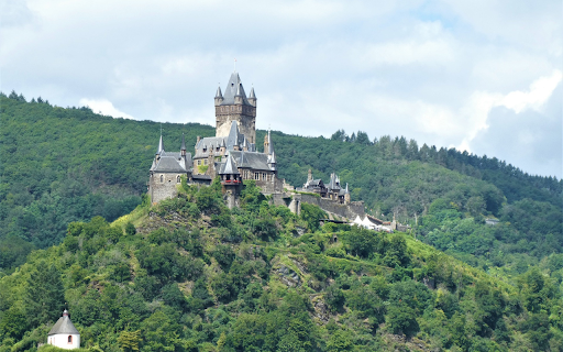 Isolated castle screenshot 1