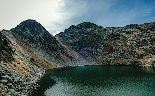 Lake in the mountains screenshot 1