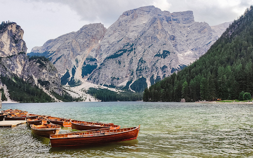 Lake, mountains, forests and boats screenshot 1