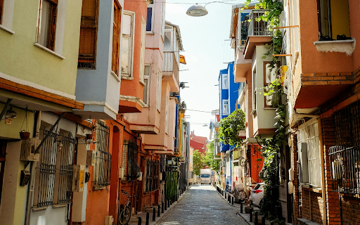 Landscape Photography of a Narrow Street screenshot 1