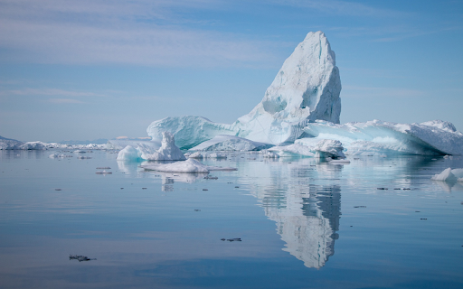 Large iceberg on the sea screenshot 1