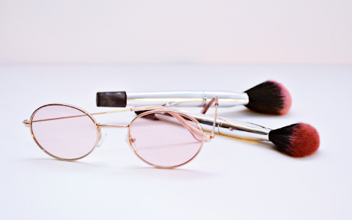 Makeup Brush and Glasses Theme screenshot 1