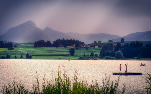 Mountains and rivers and green fields screenshot 1