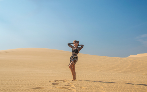 Pretty girl in the sandy desert screenshot 1