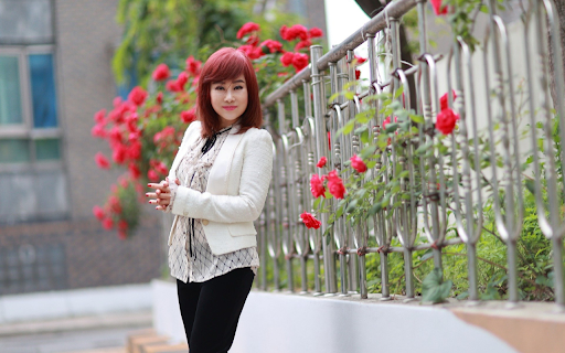 Pretty girl next to the flower fence screenshot 1