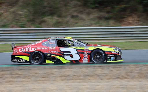 red racing car screenshot 1