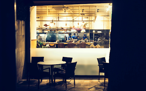Round Dinette Table Inside Room screenshot 1