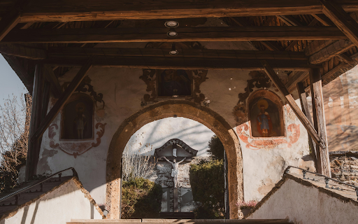 Rustic Archway with Wooden Beams in Tranquil Setting screenshot 1
