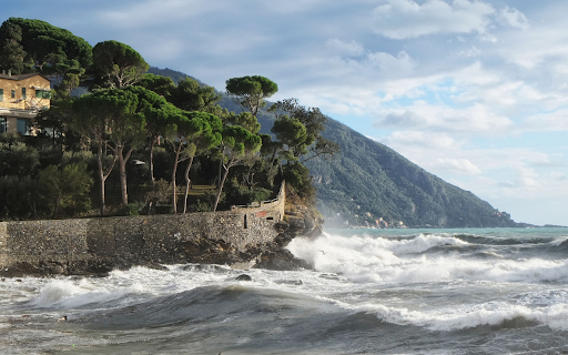 Sea waves crash on the shore screenshot 1