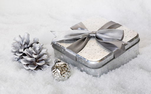 Silver Gift Box with a Silver Christmas Pinecone screenshot 1