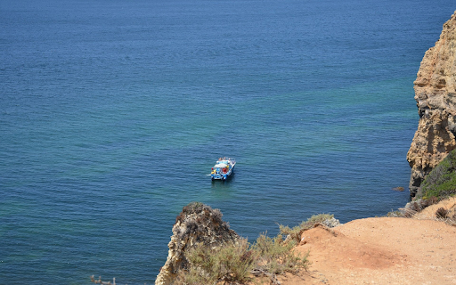 Small boat and blue ocean screenshot 1